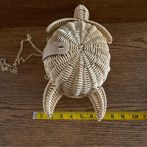 Tommy Bahama Woven Turtle Crossbody Bag in Natural Straw with Gold Chain NWT - Picture 5 of 8